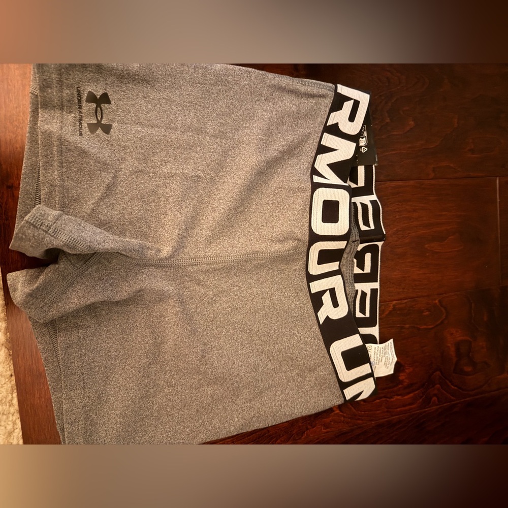 Under Armour women Athletic compression Shorts in Gray